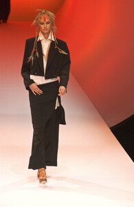 1269030289_JeanPaulGaultier2002WomenRTW35.thumb.jpg.7342e9b99a20bcae8bcf6275c62263fa.jpg