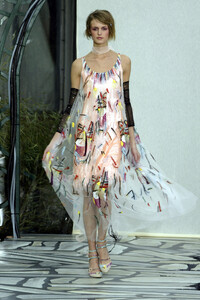 131371703_Chanel2003HauteCouture106.thumb.jpg.076c45d99068f213a9a6a02eaeed8c15.jpg