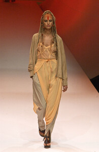 1372567917_JeanPaulGaultier2002WomenRTW72.thumb.jpg.661782d396b1ccaff67cee45625ec4f0.jpg