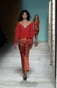 1399837316_VersusbyDonatella2001WomenRTW1.thumb.jpg.c70f2e5ed188d68809d440a4d0d0ea50.jpg