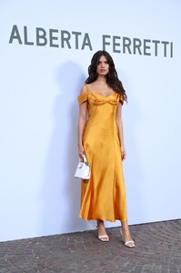 1420820644_1426011904AlbertaFerretti-FrontRow-MilanFashionWeekWomenswearSpring-Summer2023.thumb.jpg.4c6c12347c39997db09eaaca79ea2edb.jpg