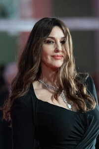 1421992827_2022MonicaBellucci-atSiccitaPremiereat79thVeniceInternationalFilmFestival011.thumb.jpg.4678c6ce870564ed05843fa181c56ee1.jpg