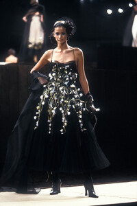 1453869906_Chanel2000HauteCouture48.thumb.jpg.2c3caf5f16f3f0168c83efb9d6ae7d2b.jpg