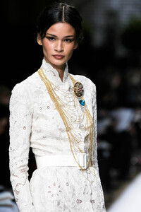 1490591724_PierreBalmain2002HauteCouture43.thumb.jpg.61010e6fddeb891e6b717fa9579afc63.jpg