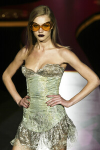 1505357742_GianniVersace2002HauteCouture38.thumb.jpg.78adb5ac8d3a1a56bac3ce63c0184b2d.jpg