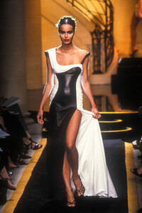 1534459589_GianniVersace1997HauteCouture3.thumb.jpg.0875dfd310bc4d42f9de0994a2b00a5b.jpg