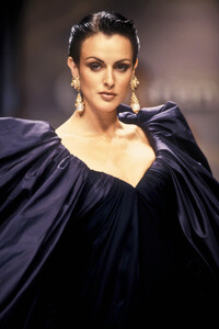 1561752374_ChristianDior1993HauteCouture131.thumb.jpg.157b7a26a43dc74e7c4ff0d510819983.jpg