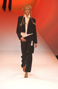 1577895266_JeanPaulGaultier2002WomenRTW34.thumb.jpg.ec2ab23dfb493ad92449bdae28e08f81.jpg