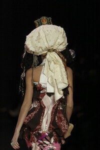 1599227340_JohnGalliano2004WomenFall-MichelleAlves3.thumb.jpg.268ddb5e2750cf351b996d25a80b4869.jpg