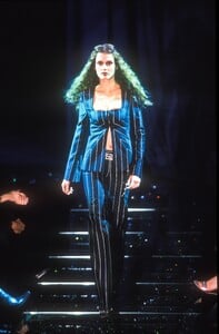 1659289611_Versace1998WomenRTW85.thumb.jpg.e3a351857775d9dcc5c9fcb2b5318c13.jpg