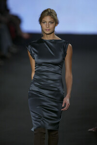 1674402658_StellaMcCartney2003WomenRTW59.thumb.jpg.d00d3b91f8fbcc70f0d36d4b5072b88b.jpg