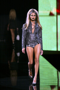 1700966407_VersusbyDonatella2003WomenRTW22.thumb.jpg.e2e9a046598a8e25ab5c58e62cf61089.jpg