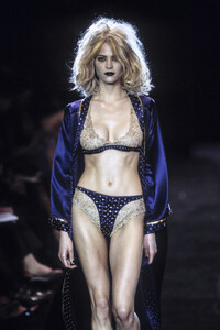 1728046598_BetseyJohnson1998WomenRTW34.thumb.jpg.e50b848674ca55b35fb056db42726868.jpg