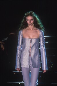 1740324565_Versace1998WomenRTW27.thumb.jpg.3cd8d05e89ee263f6f034643b2a1acf0.jpg