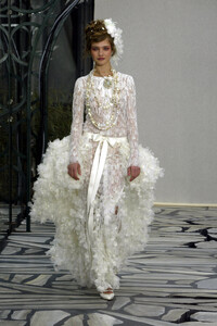 1751331536_Chanel2003HauteCouture165.thumb.jpg.13513850f8914e5a3801d71fa0f08bdf.jpg