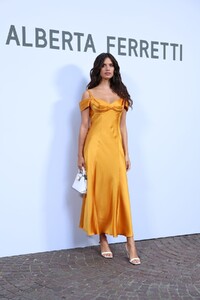 1756909719_1426011974AlbertaFerretti-FrontRow-MilanFashionWeekWomenswearSpring-Summer2023.thumb.jpg.d6c3bb364ed603c41ebb296fbf0714af.jpg