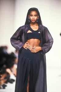 1781322071_YvesSaintLaurent1990WomenRTW234.thumb.jpg.eef5c339853e25ae1e2a37941d1d1ebb.jpg