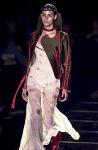 1786966343_JohnGalliano2001WomenFW73.thumb.jpg.18b1a768a9893bf2b5f56388397afae1.jpg