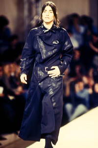 1797094373_YohjiYamamoto1993WomenRTW34.thumb.jpg.50d9c19b357029effcd171b3e3e4f08f.jpg