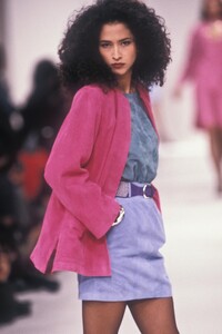 1806287034_YvesSaintLaurent1991WomenRTW8.thumb.jpg.771b778e039d0b0cffd621ae2ad0e36f.jpg