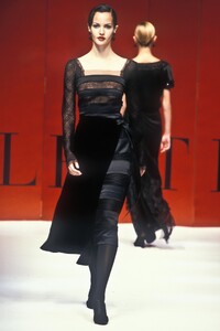 1816247294_Valentino1993HauteCouture204.thumb.jpg.078c0fe4a44f7a5e61f222af21bcca6e.jpg