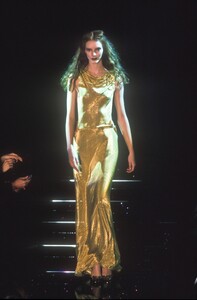 198671534_Versace1998WomenRTW116.thumb.jpg.8d27c09190b6470c29693275fe97a808.jpg