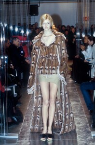 2001996529_Fendi1999WomenRTW31.thumb.jpg.2430b7f70aaae03882065ea0fc38ea8b.jpg