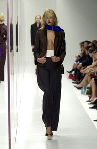 201089992_Fendi2001WomenRTW37.thumb.jpg.3e6936200c397466c879403db0f399fe.jpg