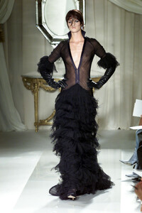 2024679564_Givenchy2001HauteCouture8.thumb.jpg.e003aefb012bb2205eb59e7904961c2d.jpg