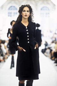 2067989901_Chanel1997HauteCouture100.thumb.jpg.77be84af7949e21e4f735f3f0bb2b58e.jpg