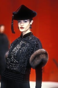 2072257846_Valentino1993HauteCouture151.thumb.jpg.bbb2c8bee9c6c1a8fe54cbfee329802a.jpg