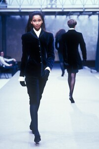 2089818719_AzzedineAlaia1989WomenRTW82.thumb.jpg.fb6513e0c910964d572f9ab44ebf01ee.jpg