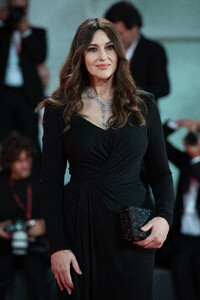 2134906424_2022MonicaBellucci-atSiccitaPremiereat79thVeniceInternationalFilmFestival002.thumb.jpg.b851ac57799e28a35bb6e855a54bbd40.jpg