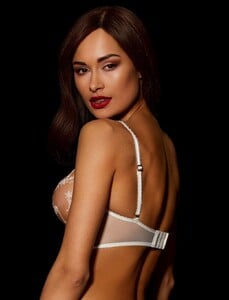 245253552_NoemieMazella_Honeybirdette(15).thumb.jpg.345f59b73066be69e80beb419af64b62.jpg