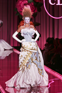 27899335_ChristianDior2004HauteCoutureFall6.thumb.jpg.3022c84fd2027d990157a4e5d9f9c54d.jpg