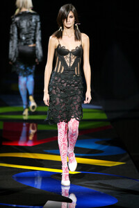 319744667_VersusbyDonatella2002WomenRTW25.thumb.jpg.eec3cf411927bbb289e72e610b1d059d.jpg