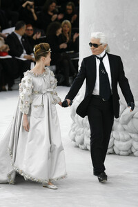 322478925_Chanel2008HauteCouture331.thumb.jpg.0e00f538bca42c8064ef233375a5b25c.jpg