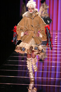 344598003_JohnGalliano2002WomenFW1.thumb.jpg.6884092ca04f98d69ee60092caf2d605.jpg