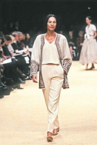 347940031_PierreBalmain1999HauteCouture33.thumb.jpg.8062d464fa01918f6eb1dea929e45b54.jpg