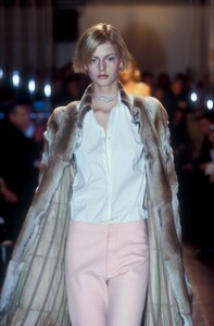 349499316_Fendi1999WomenRTW47.thumb.jpg.e252702d59cd123a1db9850d6f2ad96d.jpg