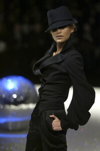 382996999_EmanuelUngaro2003WomenRTW53.thumb.jpg.09ea109e646cb14562c80bcc977d65c9.jpg