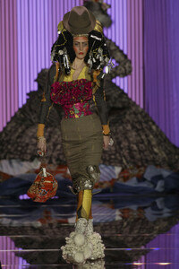 404427791_JohnGalliano2004WomenFall-RaquelZimmermann15.thumb.jpg.1f60a0bc1505c22f4cf122126542d2c3.jpg