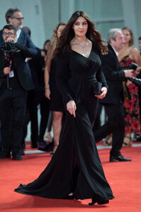 426322165_2022MonicaBellucci-atSiccitaPremiereat79thVeniceInternationalFilmFestival005.thumb.jpg.6bc1a7bedfe78ff83a28438f68a4301a.jpg