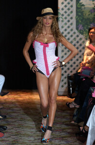 471633933_BetseyJohnson2002WomenRTW34.thumb.jpg.dc57a38bf824d686abbf7141df53bb3a.jpg