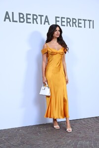 496769908_1426011930AlbertaFerretti-FrontRow-MilanFashionWeekWomenswearSpring-Summer2023.thumb.jpg.8b64a037d6e46ca33ae408726f410d3a.jpg