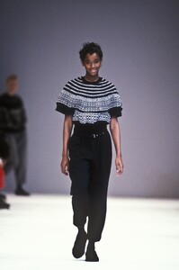 518285186_CommedesGarcons1989WomenRTW32.thumb.jpg.72cef08937a36bdfe3010dcda6084084.jpg