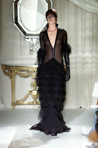 524457770_Givenchy2001HauteCouture9.thumb.jpg.250a8cb3a42dc5dbbd01a9f901554705.jpg