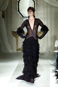 537143695_Givenchy2001HauteCouture7.thumb.jpg.66c65debd15c0f375d7c04f82b8cc09f.jpg