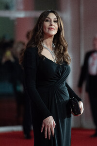 56162856_2022MonicaBellucci-atSiccitaPremiereat79thVeniceInternationalFilmFestival004.thumb.jpg.4967638488e28933192c9cb056508a1f.jpg