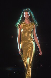 590742278_Versace1998WomenRTW117.thumb.jpg.a34c8d6c341eb60a2970ab9f3f671cb2.jpg